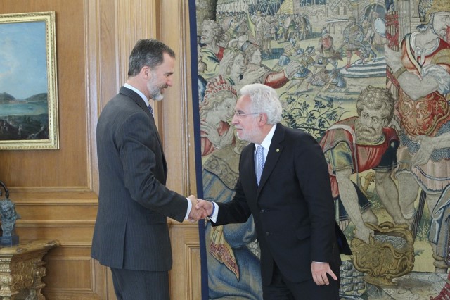 O Rei de España recibe ao presidente do Parlamento de Galicia co gallo do 35 aniversario do Lexislativo galego